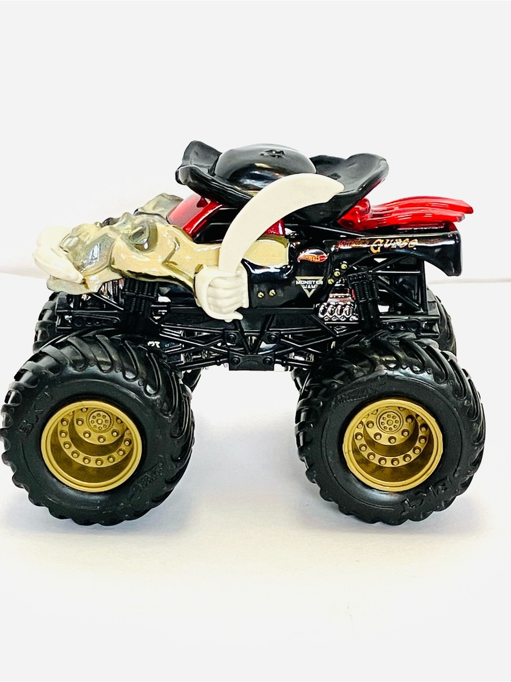Hot Wheels Monster Jam Die Cast Pirate’s Curse 1:64 Truck BKT Tires - Picture 3 of 8
